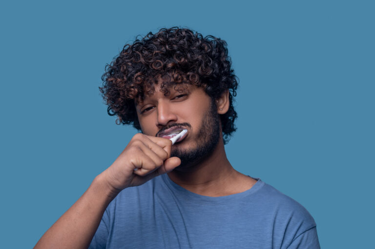 Correct tooth brushing technique for healthy teeth and gums